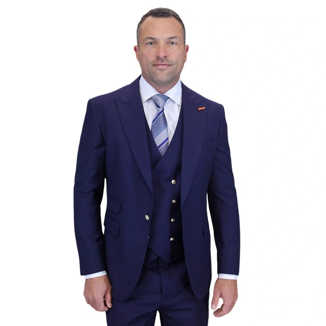 Aether Crest: Granatowy garnitur 3-częściowy Modern Fit, idealny na każdą okazję stylowego mężczyzny.